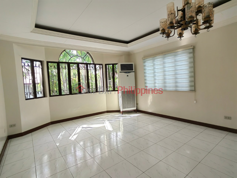 ₱ 160,000/ month, 5 beds 2 baths Townhouse